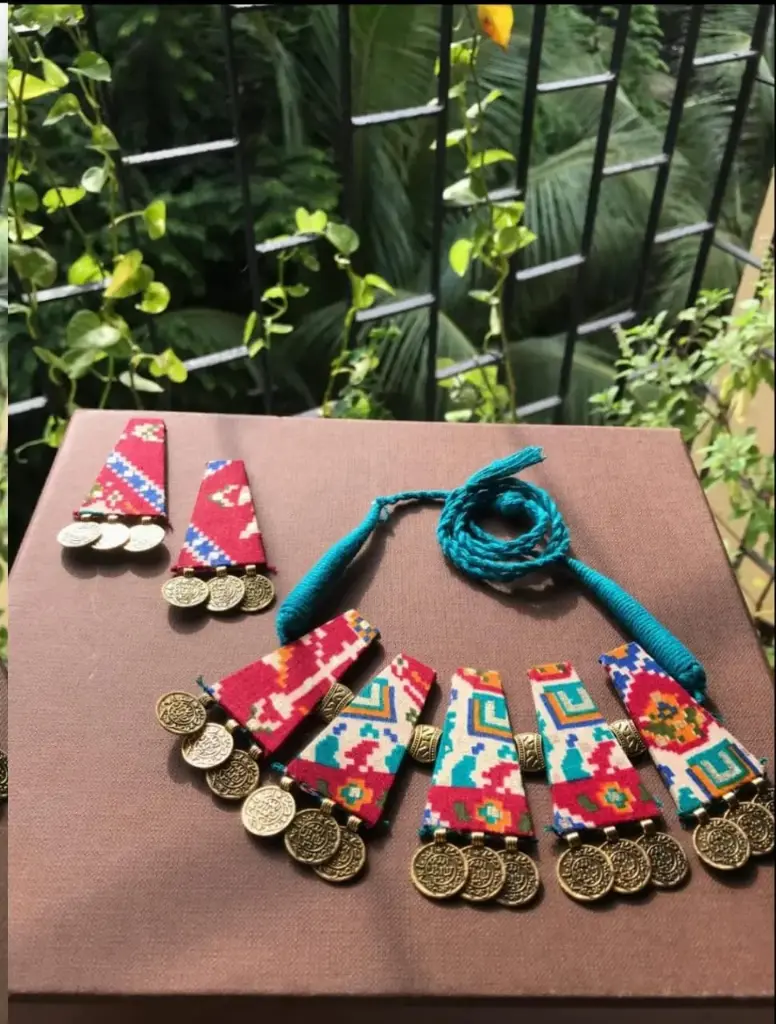 Coin necklace with tarsel earrings_90
