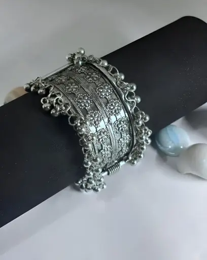 [282]  Silver Floral Ghungroo Bracelate